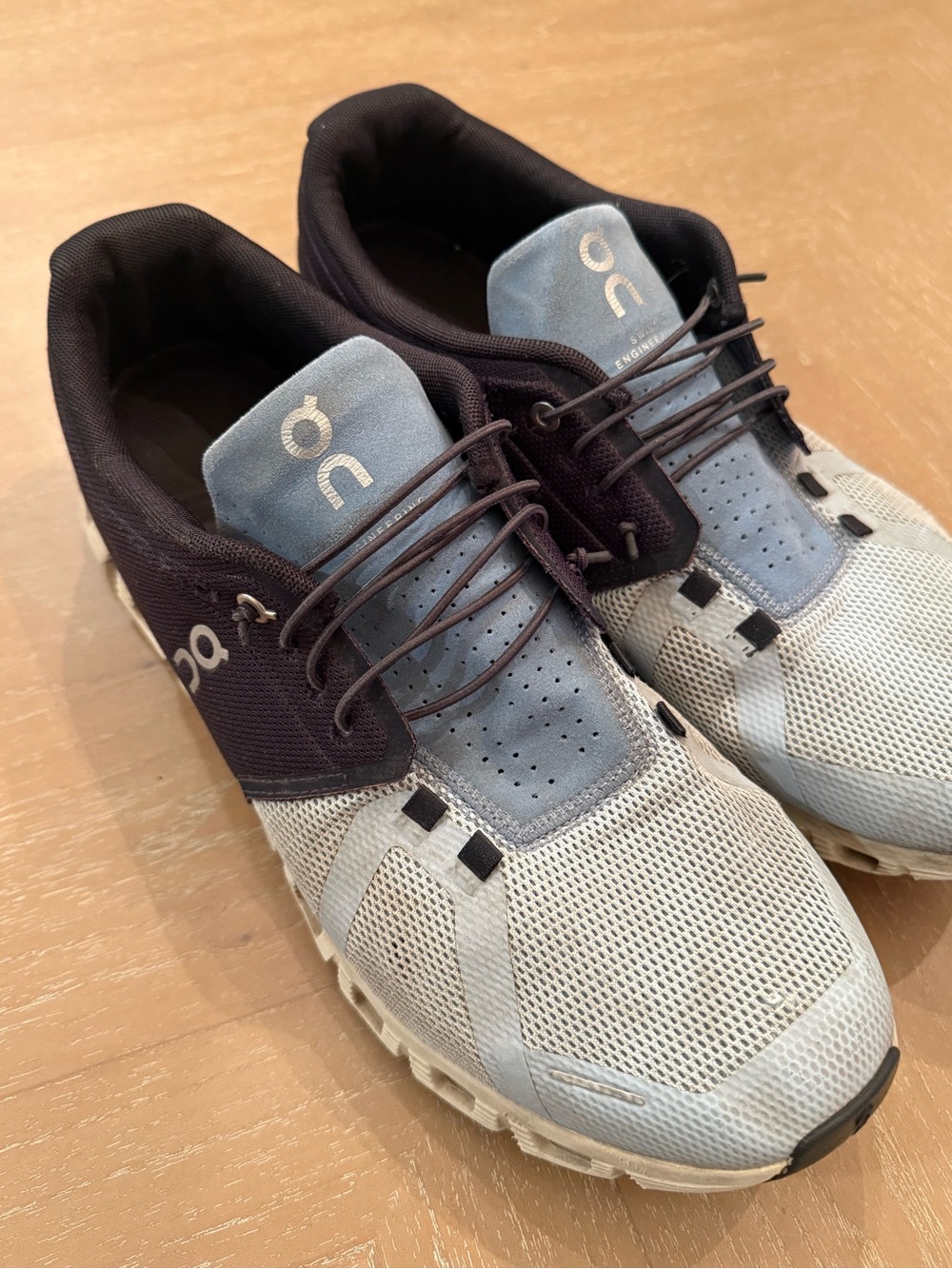 On Cloud Running Shoes - Picture 3 of 5